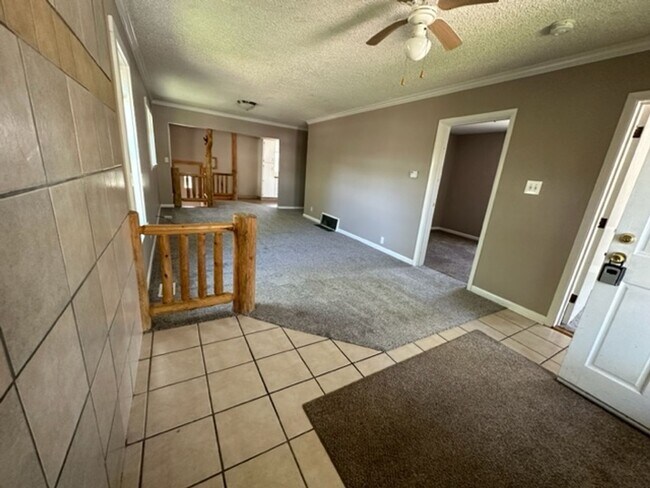 Building Photo - Three Bedroom / One Bathroom Townhome