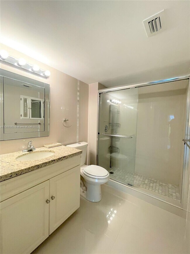 Building Photo - 2924 Collins Ave