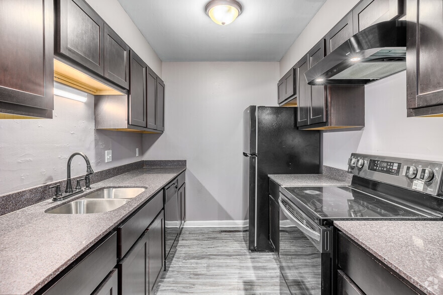 2BR, 2BA - 920SF - Kitchen - Villa Gardens Apartments