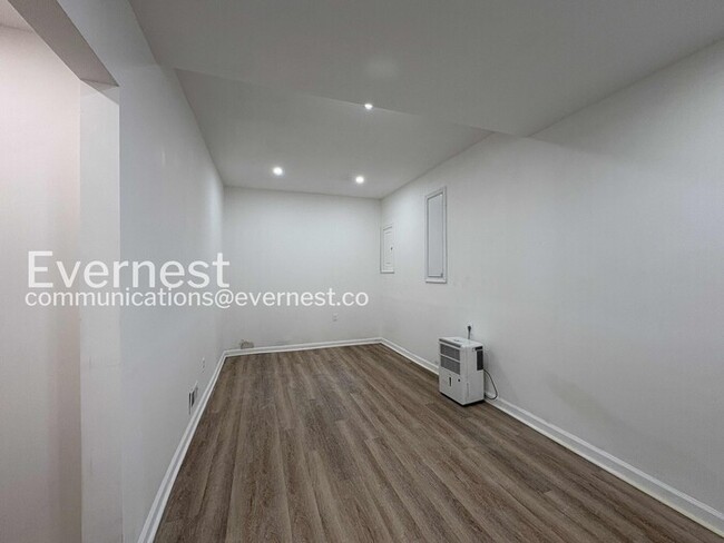 Building Photo - Spacious Town Home with Modern Amenities / 3 Beds & 2.5 Bath / Available Now!
