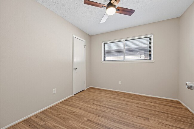 Building Photo - 5346 King Richard Dr