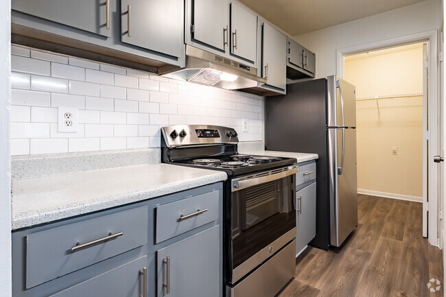 2BR, 2BA - 1096SF - Midwood Gardens