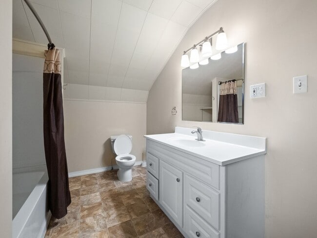 Building Photo - Beautiful craftsman style farmhouse outsid...