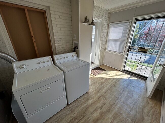 Building Photo - 1802 Lawn Ave