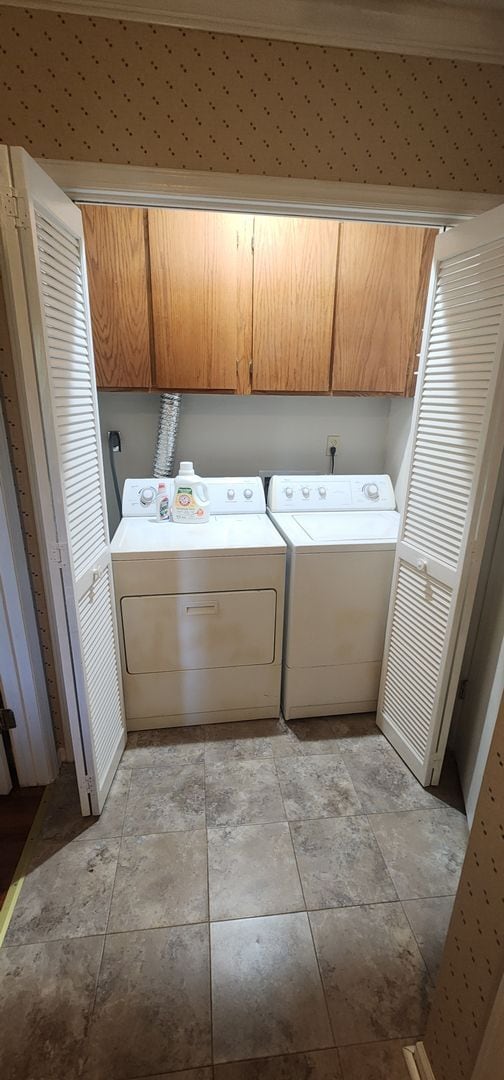 Building Photo - Fully furnished meticulously maintained upper condo