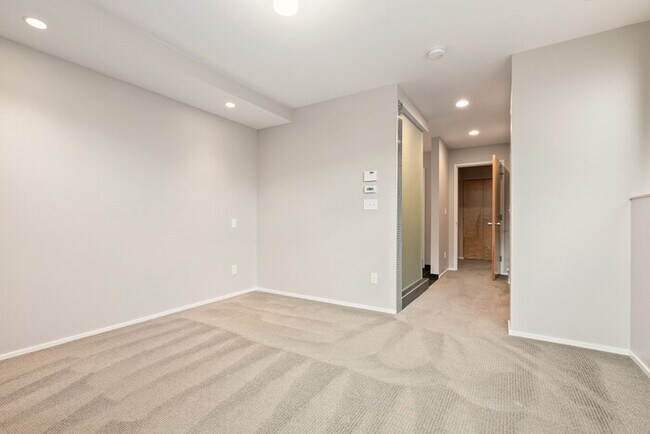 Building Photo - Gorgeous VIEW Townhome w/ 2 Master Suites in Coveted Eastlake