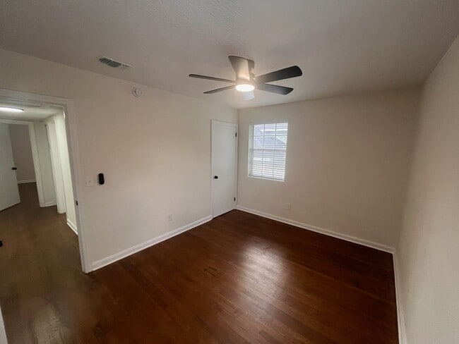 Building Photo - Two Bedroom One Bath Upstairs Apartment In Avondale