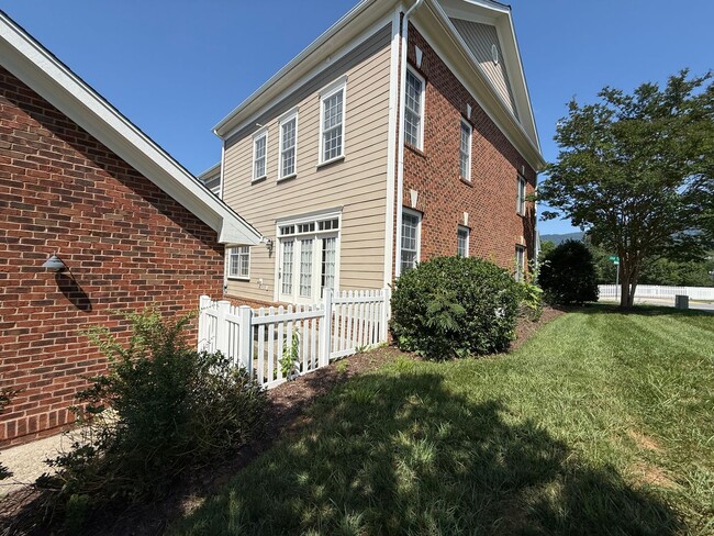 Building Photo - 1525 Old Trail Dr