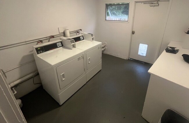 Building Photo - Laurelwood Apartments