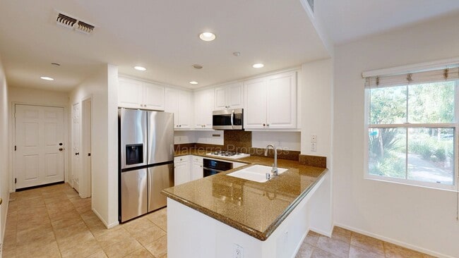 Building Photo - Amazing 2 Bedroom/2.5 Bathroom