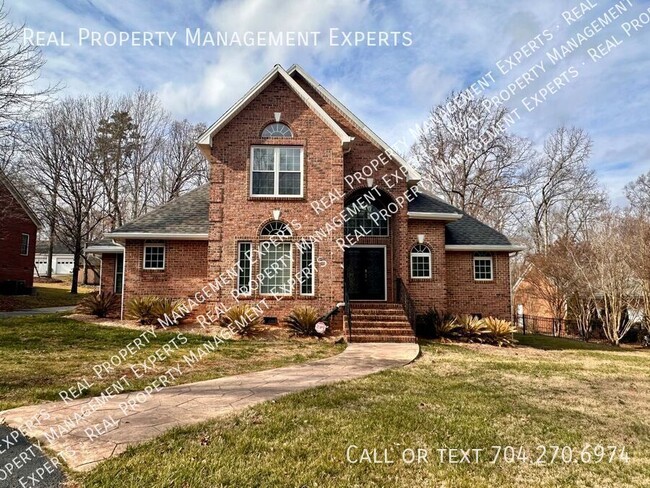 Building Photo - Charming 4BR/2.5BA home in Charlotte!