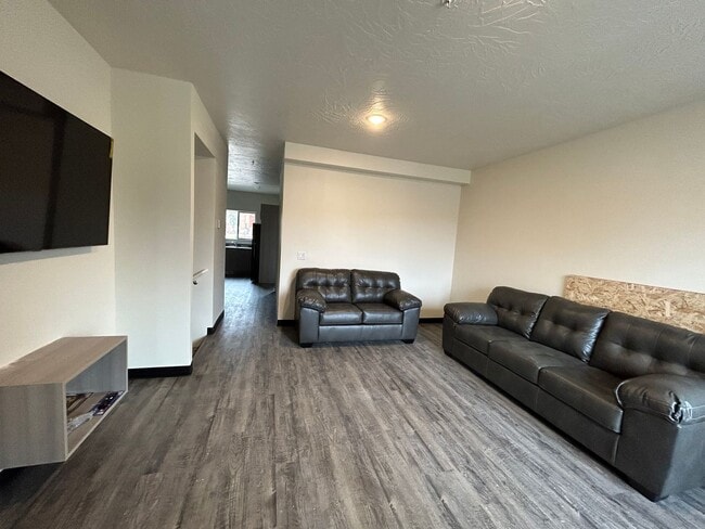 Building Photo - 10 Bed room Condo/Townhome