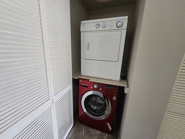 Building Photo - SPACIOUS 1 BEDROOM UNIT IS IN A HIGHLY SOU...