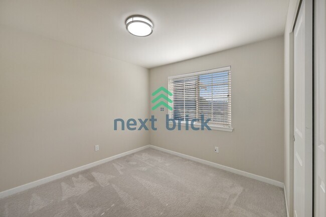 Building Photo - "Spacious 4-Bed Townhouse Retreat: 3.5 Baths & 2400 sq ft of Comfort in Auburn, WA!"