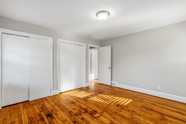 Building Photo - NW - Large Brick Ranch, Updated, Hardwoods, LR, DR, Den, Two Decorative Fire Places, Fenced, Stor...