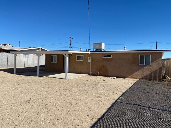 Building Photo - 3 bed  1 bth Available now.. Apply today!