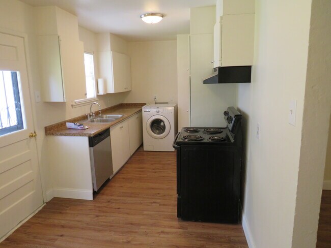 Building Photo - 419 Anton Dr