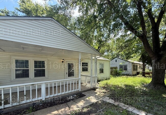 Primary Photo - $1145 - 4 bedroom / 1 bathroom - Single Fa...