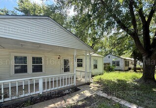 Building Photo - $1145 - 4 bedroom / 1 bathroom - Single Fa...