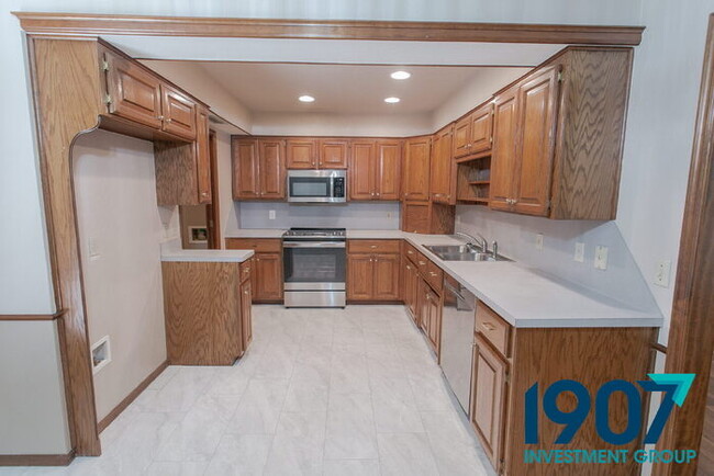 Building Photo - Three-Bedroom Home in Moore Schools