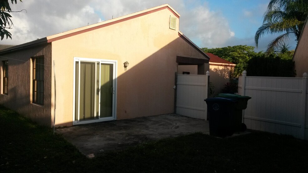 Building Photo - 2441 SW 82nd Ave