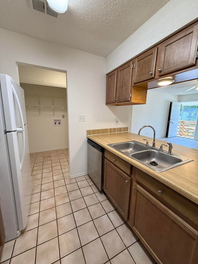 Building Photo - 513 Landview Dr