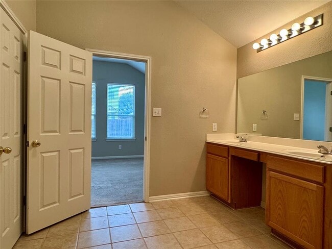 Building Photo - 13509 Shawna Dnay Dr