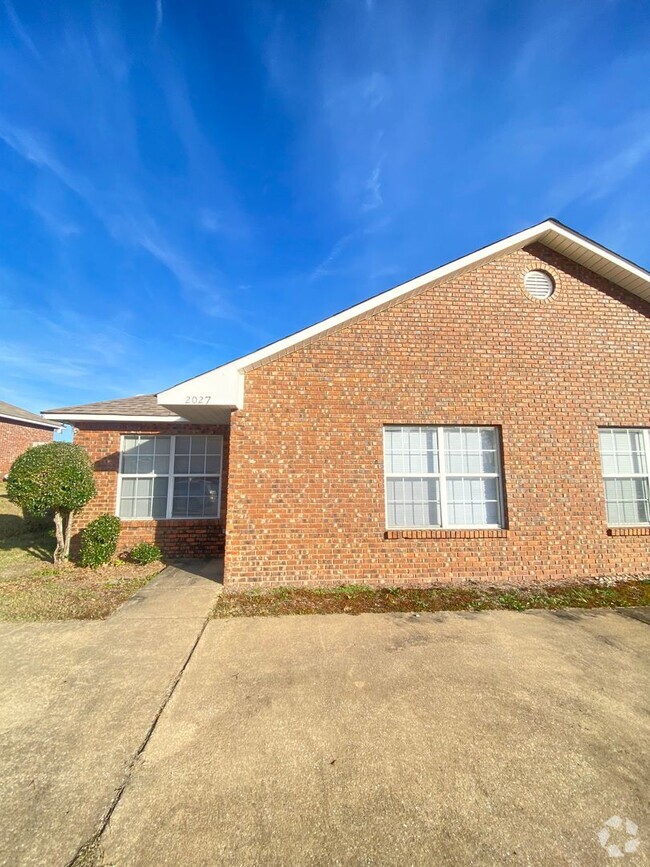 Building Photo - Renovated Duplex!