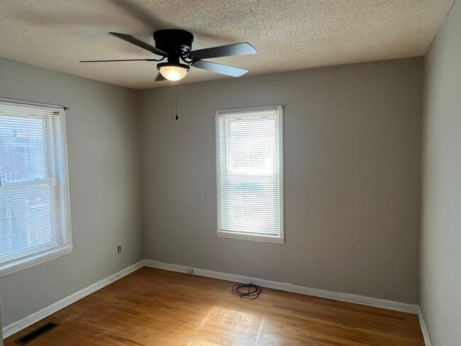 Building Photo - "Charming 3-Bed, 1 bath Retreat with Beautiful Floors on Laura Avenue!"