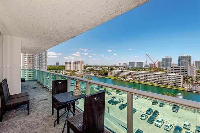 Building Photo - 100 Bayview Dr