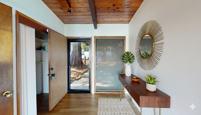 Building Photo - Fantastic 3 Bedroom Home with Gorgeous Oce...