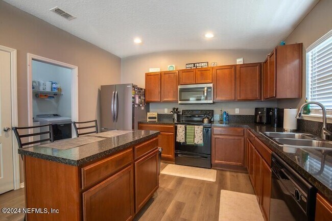 Building Photo - 2527 Eisner Dr