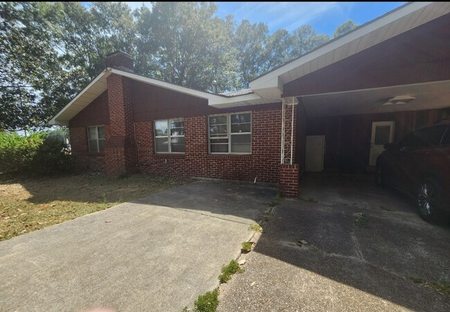 Building Photo - Large 3 Bed 2 Bath Brick Home