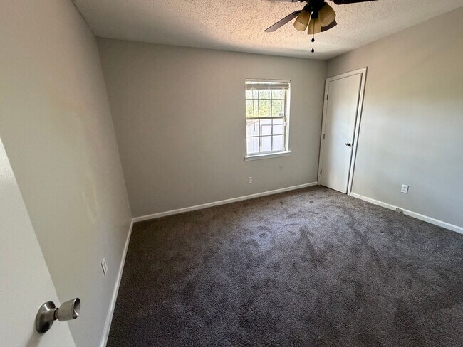 Building Photo - 812 Ridgewood Way