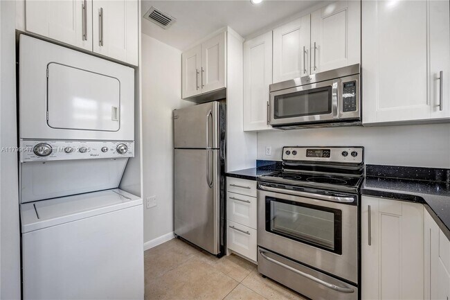 Building Photo - 930 SW 24th Ct