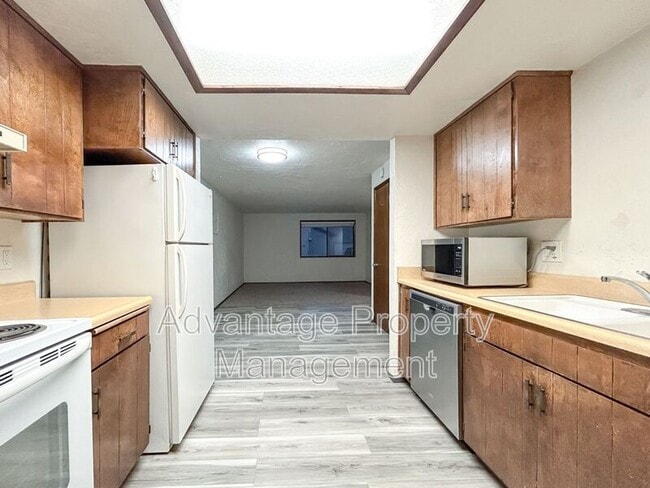 Building Photo - 1765 NW Grant Ave