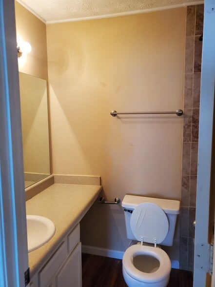 Master Bath - Full - 2388 Cove Rd