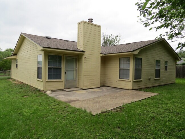 Building Photo - Step into comfort and style with this beautiful 3-bedroom home!