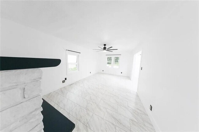 Building Photo - 406 7th St Terrace