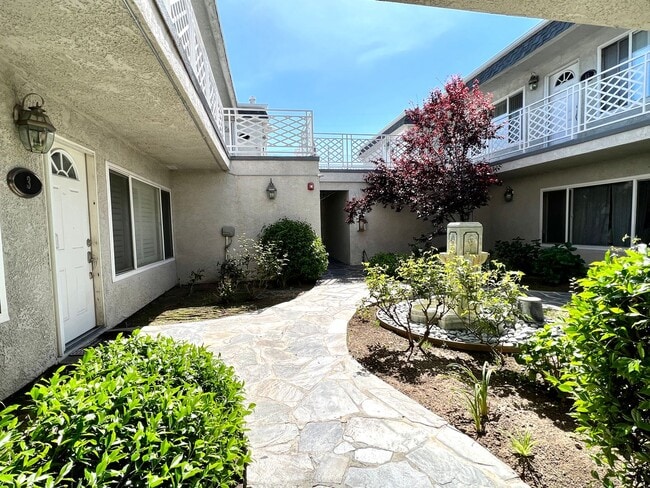 Building Photo - Bright Upstairs 2BR/1.5BA with Parking & G...