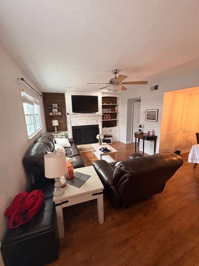 Building Photo - JAMESTOWN #30 | 2B/2.5B PRELEASING