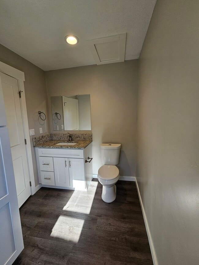 Building Photo - 3 Bedroom Fully Remodeled Home in Downtown...