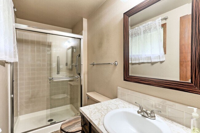 Building Photo - 2 Bedroom Ranch in Loveland with finished ...