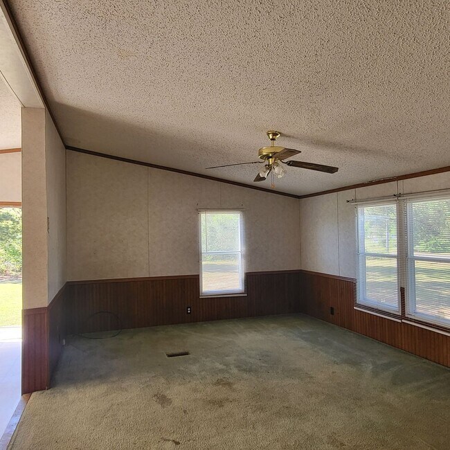 Building Photo - 710 Blue Bird Dr