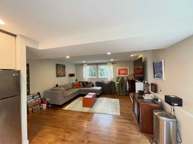 Building Photo - Spacious Corner-Lot Home 4 bed 3 bath – Green Lake, Seattle, WA