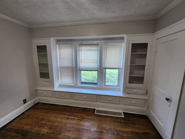 Building Photo - 2231 W 104th St