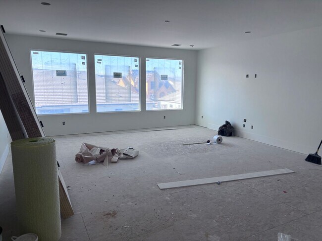 Building Photo - Beautiful 2 story with 6 bedrooms and swimming pool