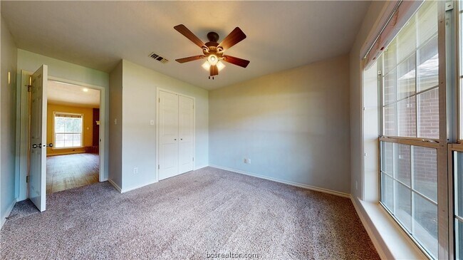 Building Photo - 1215 Glade St