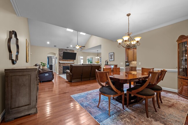 Building Photo - 1923 Strathmore Dr