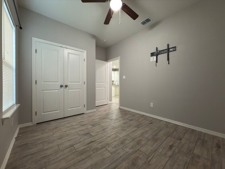 Building Photo - 1404 W Heritage Dr